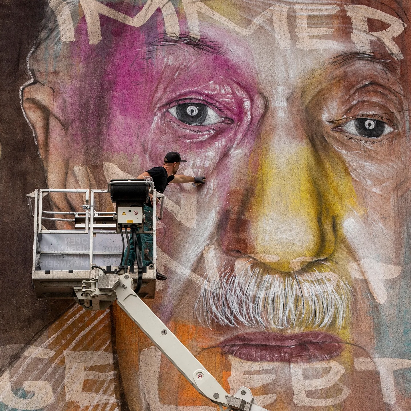 „Gegen das Vergessen - Lest We Forget“
Heute vor 80 Jahren wurde Auschwitz-Birkenau befreit – ein Ort, der wie kein anderer für die unvorstellbaren Verbrechen des Holocaust steht.

Dieses Foto zeigt ein Portrait von Horst Sommerfeld, einen Überlebenden von Auschwitz-Birkenau und mich, während ich an diesem Mural arbeite, das für @stadtwandkunst im Jahr 2020 entstanden ist. Es basiert auf der eindrucksvollen Fotoserie Lest We Forget - Gegen das Vergessen von @toscano7327 , die den Geschichten der Überlebenden Gesichter gibt.
Auch wenn diese Ereignisse so lange zurückliegen, macht die aktuelle Lage in Deutschland dieses Thema dringender denn je. Kunst hat die Kraft, Erinnerungen wachzuhalten und Brücken zwischen Vergangenheit und Gegenwart zu schlagen – aber nicht nur Kunst. Jeder Mensch ist in der Lage, etwas dagegen zu tun. Also geht wählen! Und zwar nicht den Faschismus!

Danke @schusa für deine große Hilfe und Mitarbeit bei der Planung und Umsetzung dieses Wandbildes! 

#NieWieder #HolocaustGedenken #LestWeForget #StreetArt #MuralArt #PortraitArt #UrbanArt #Erinnerungskultur #Auschwitz #KeinFaschismus